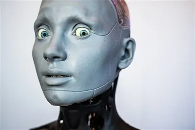 Pierwsza konferencja prasowa prowadzona przez robota Połącz się z robotem dos...